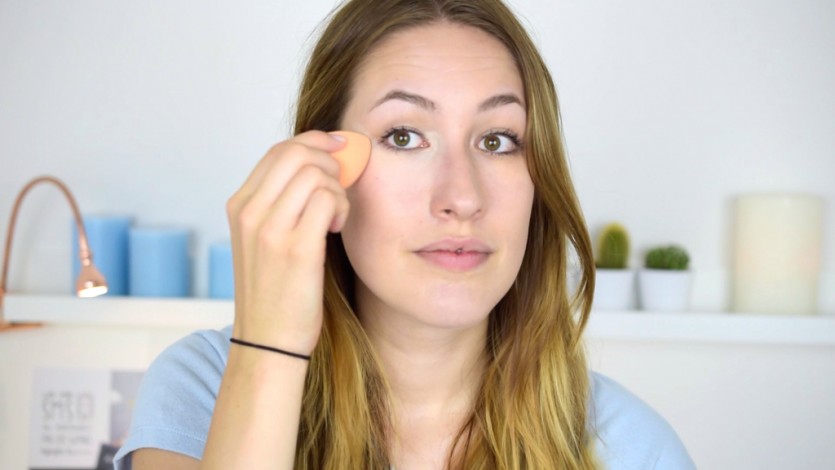 Concealer Mit Einem Makeup Schwammchen Auftragen Just Make It Up By Julia