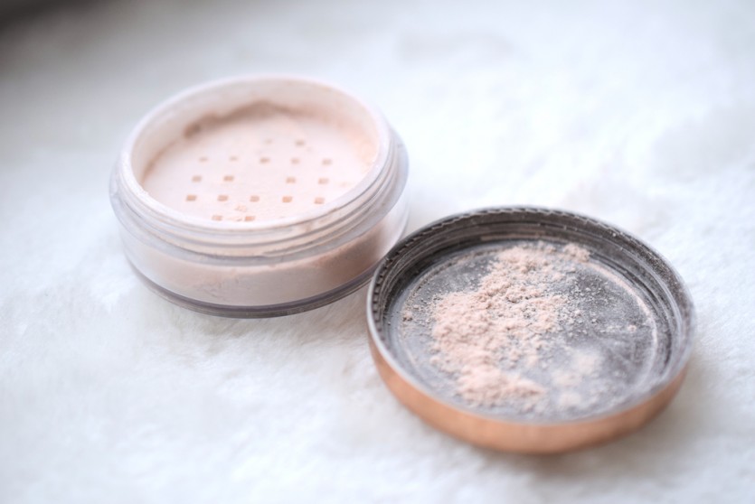 Translucent Loose Finishing Powder | Nude by Nature • Just 